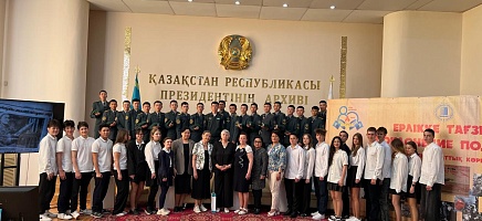 Выставка «Ерлікке тағзым» открылась в Уйгурском театре Алматы фото галереи 2